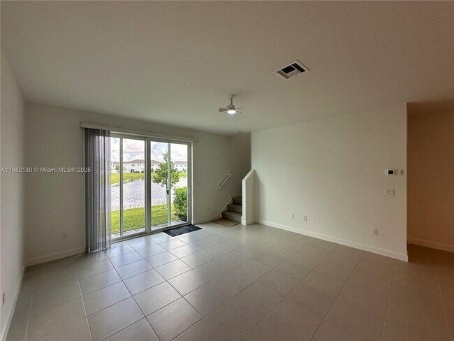Building Photo - 402 SE Crossoak Ln