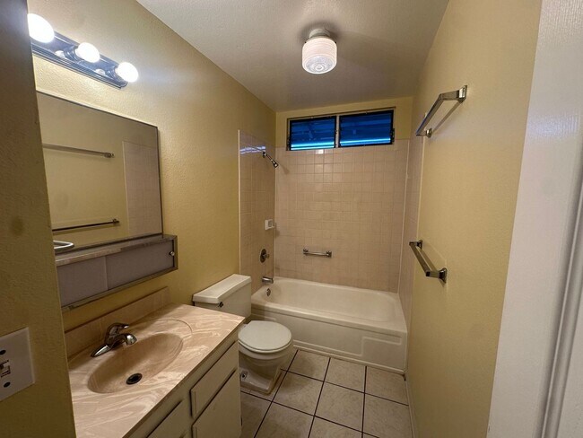 Building Photo - Village Park -3 Bed/ 2 Bath/ 2 Parking