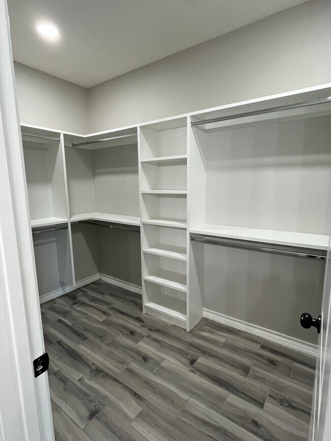 Master Closet - 421 Tamarindo Ln