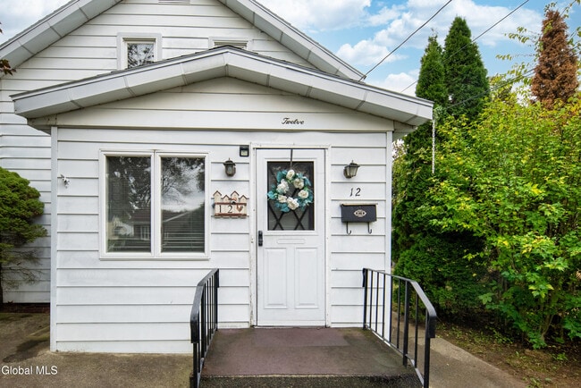 Building Photo - 37 Undine St