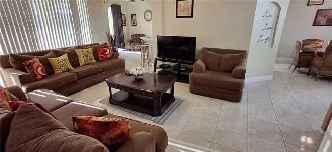 Building Photo - 500 Orista Dr