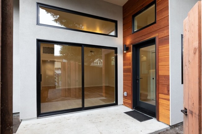 Building Photo - Private, Elegant and Sophisticated Westsid...