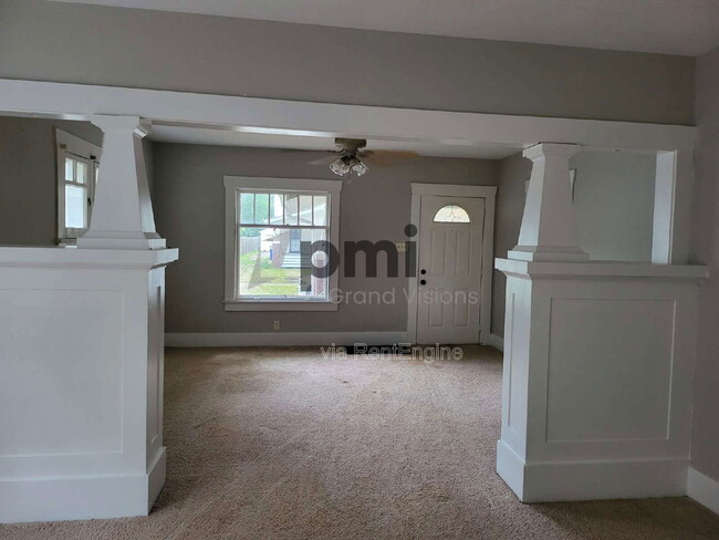 Building Photo - 750 W Cushing St