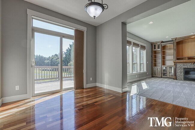Building Photo - Large Pet Friendly 3 bed 2.5 bath home in ...