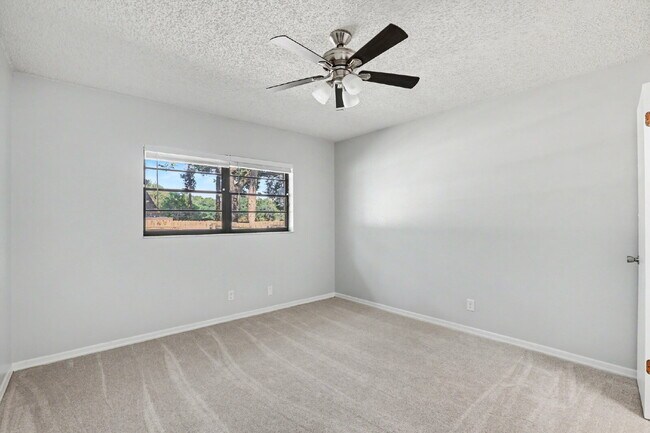 Building Photo - Recently Renovated 4-Bedroom + Den Pool Home in Temple Terrace