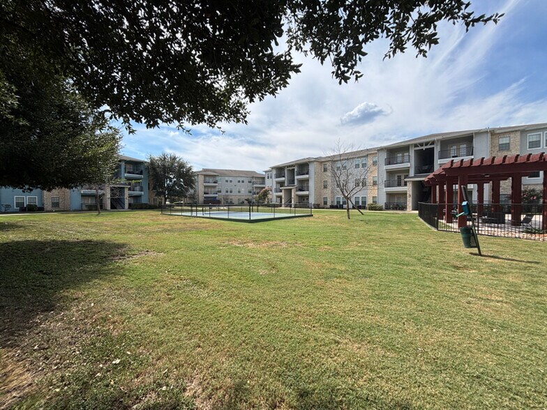 Building Photo - 4925 Cromwell Dr