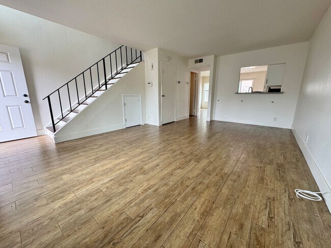 Building Photo - FOR RENT 2BD/1.5 BA/2 parkings/ Town House
