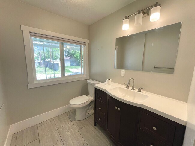 Building Photo - 2 Bed 2 Bath Provo House
