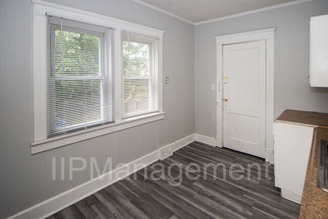 Building Photo - Newly Renovated 2 Bedroom Down Unit in Cle...