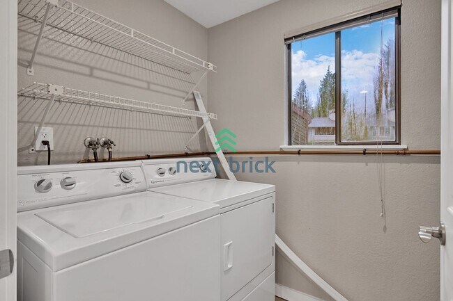 Building Photo - Beautifully Spacious Top-Floor Condo in the Heart of Juanita!