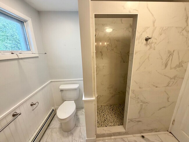 Building Photo - 3 Bedroom Apartment Superior South End Location Burlington Available 7/1