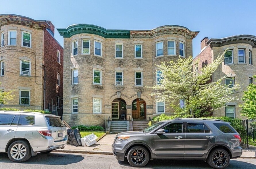 Building Photo - 10 Chilcott Pl