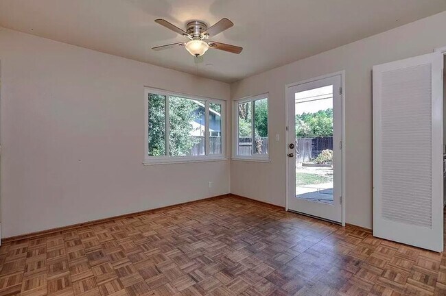 Building Photo - Fantastic 3 Bed 2 Bath Home Available Now!