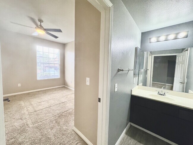 Building Photo - Ground Floor 2BD/2BA Condo in Gated Hender...