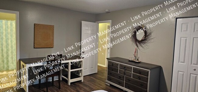 Building Photo - Don't miss this Large 3 or 4 bedroom 2 ful...