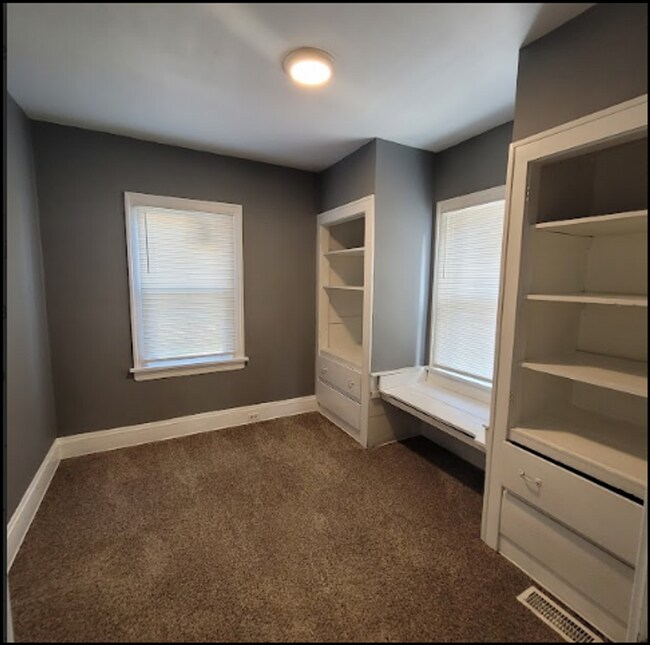Building Photo - Single Family Home 4  beds 1.5 bath FOR RENT!
