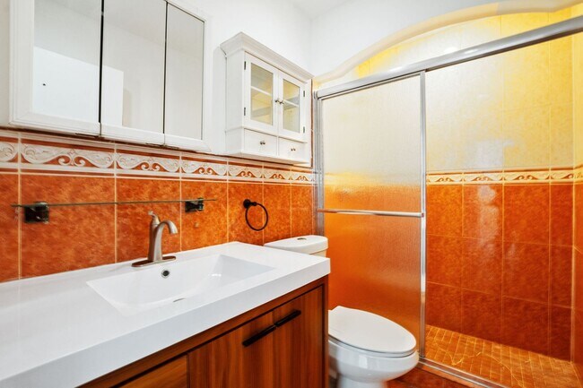 Building Photo - Comfortable 3-Bedroom Multifamily Home in Prime Miami Location