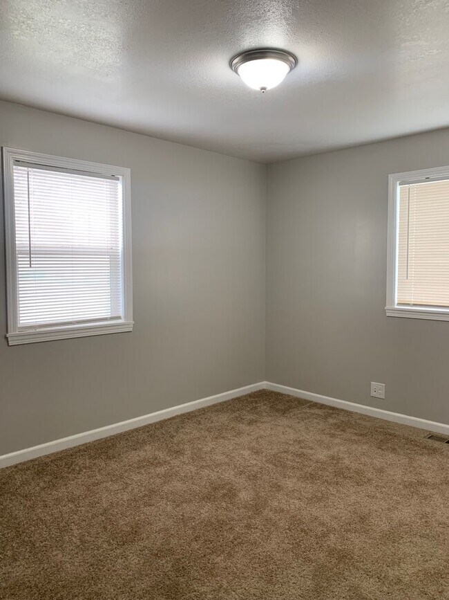 Building Photo - 423 E 450 S