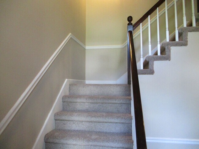 Building Photo - Updated townhome in West Augusta