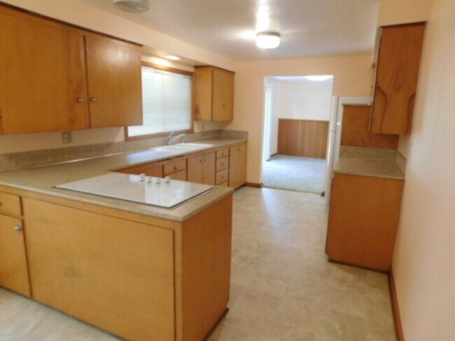 Building Photo - 3Bd/2Ba Single Story House - Available To ...