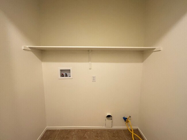 Building Photo - Single Story West Rosamond Home