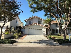 Building Photo - Spacious 5 bedroom 2 1/2 bathroom Westpark...