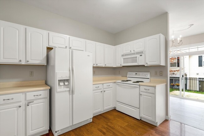 Building Photo - Spacious 2-Bedroom Townhome in St. Charles...