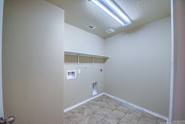 Building Photo - SPACIOUS 4-BEDROOM WITH WATER PARK AMENITIES!!