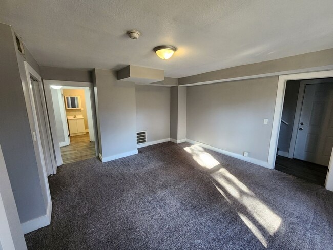 Building Photo - 2 Bedroom 2Bathroom House