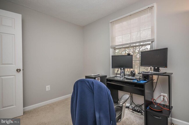 Building Photo - 27 Cross Country Ct