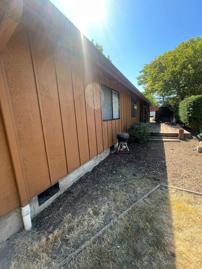 Building Photo - 3 Bedroom Home on Large Corner Lot!
