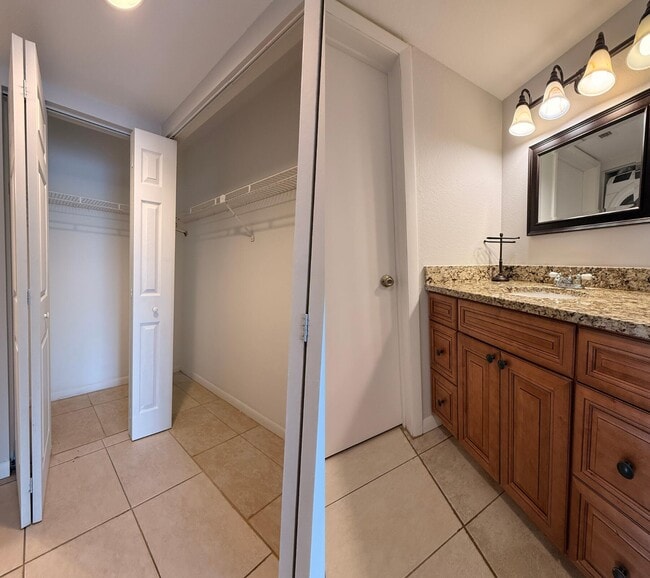 Building Photo - 1694 SE Green Acres Cir