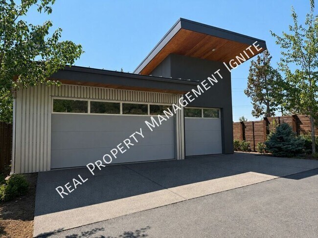Building Photo - 636 NW Portland Ave