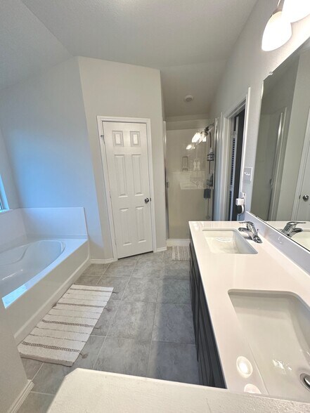En-suite with garden tub, double sinks and two closets - 2609 Creekside Hills Blvd