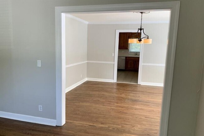 Building Photo - 831 Clairemont Ave