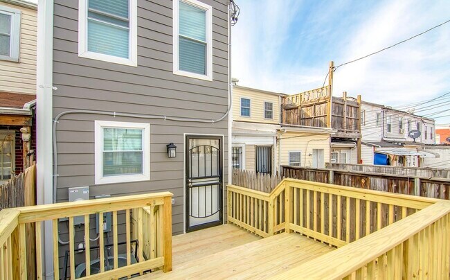 Building Photo - 119 S Conkling St