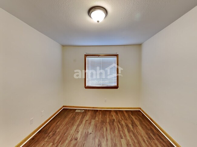 Building Photo - 522 N 8th Ct