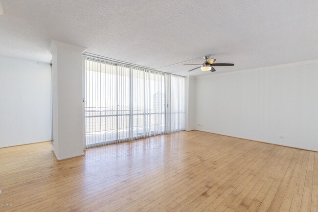Building Photo - 207 W Clarendon Ave