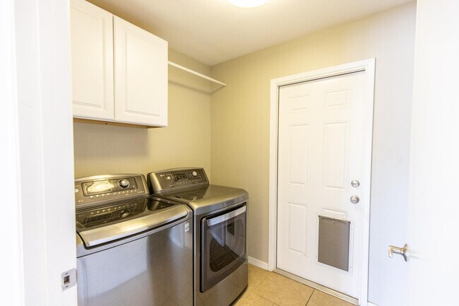 Building Photo - 8050 E Clarendon Ave