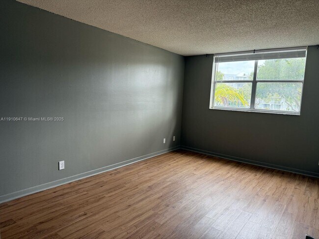 Building Photo - 500 Executive Center Dr