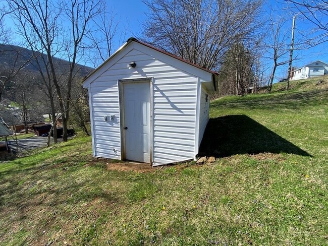 Building Photo - 11 E 5th St