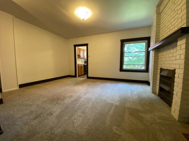 Building Photo - Amazing 3BR Townhouse in Squirrel Hill! Covered Front Porch + Backyard! Call Today!