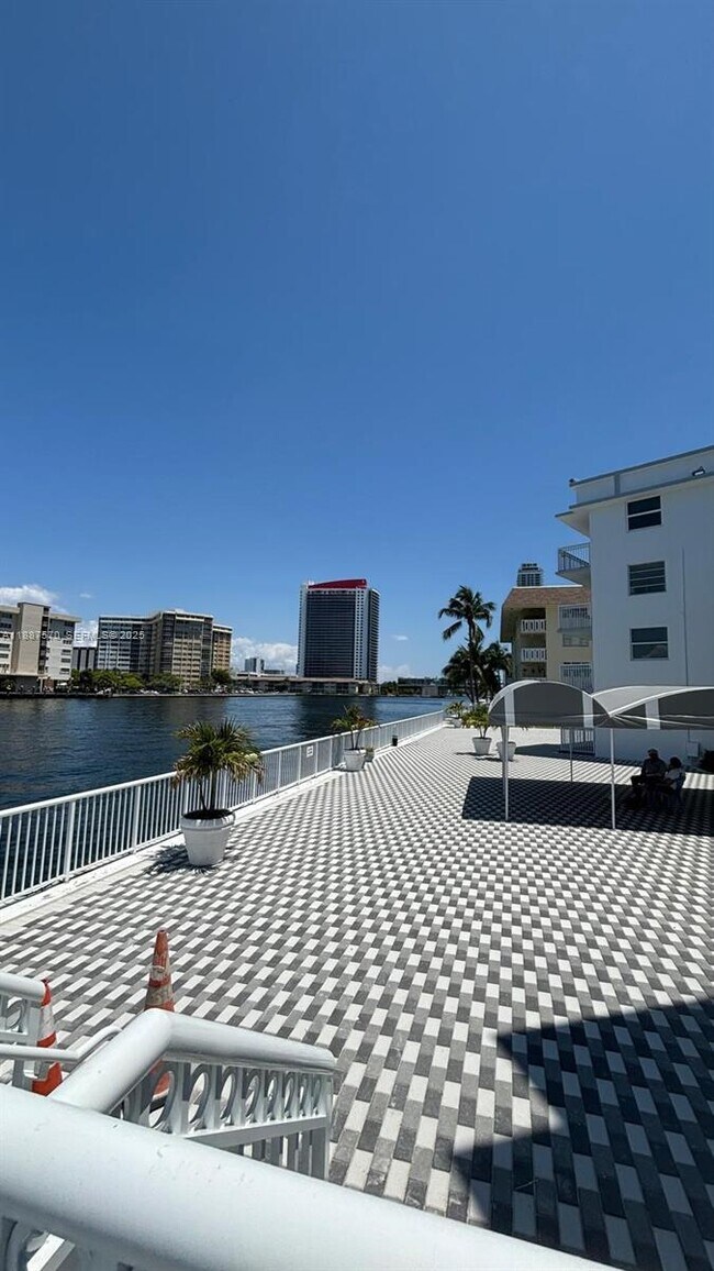 Building Photo - 1913 S Ocean Dr