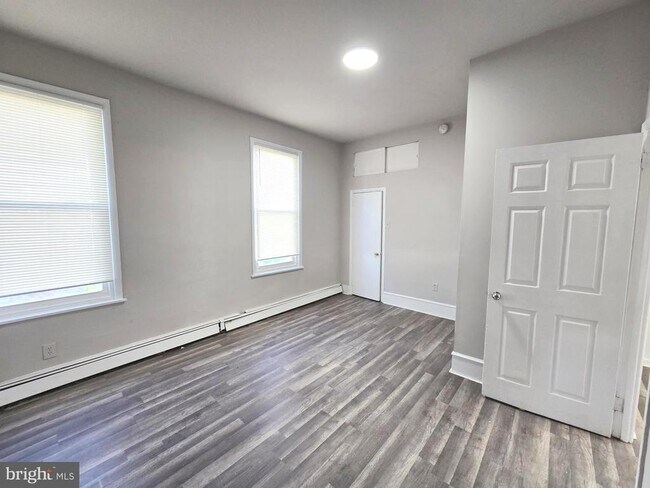 Building Photo - 5526 N Mascher St