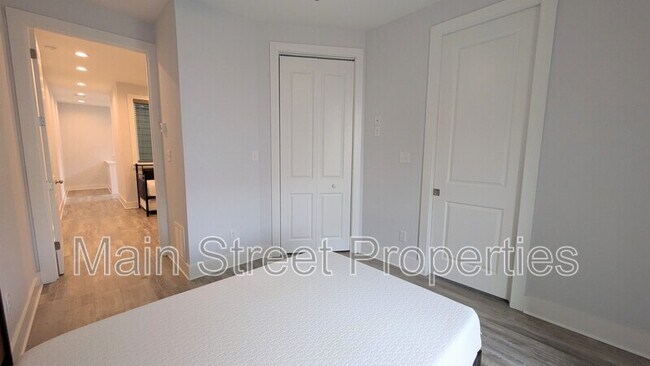 Building Photo - 379 S Clubbs St