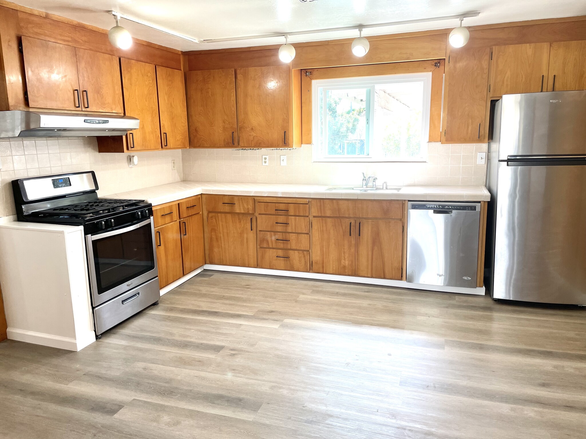 Building Photo - 6815 Moeser Ln