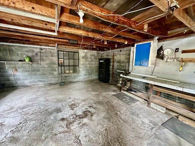 Building Photo - 2115 Lake Rd