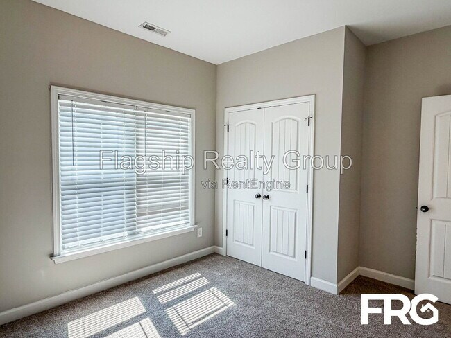 Building Photo - 103 Rolling Knoll Ct