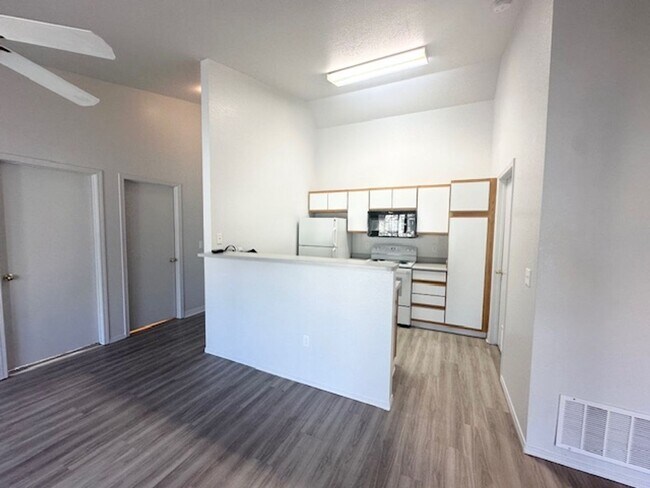 Building Photo - Newly renovated in 2024 2 bedroom 2 bathroom apartment available soon.