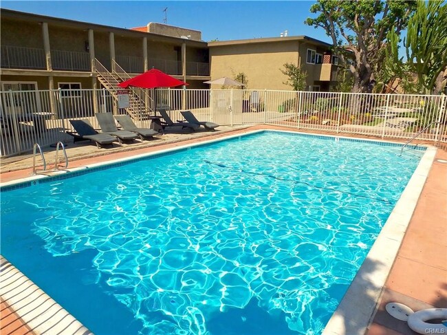 Building Photo - Spacious and bright Lawndale 2-Bed, 2-Bath...